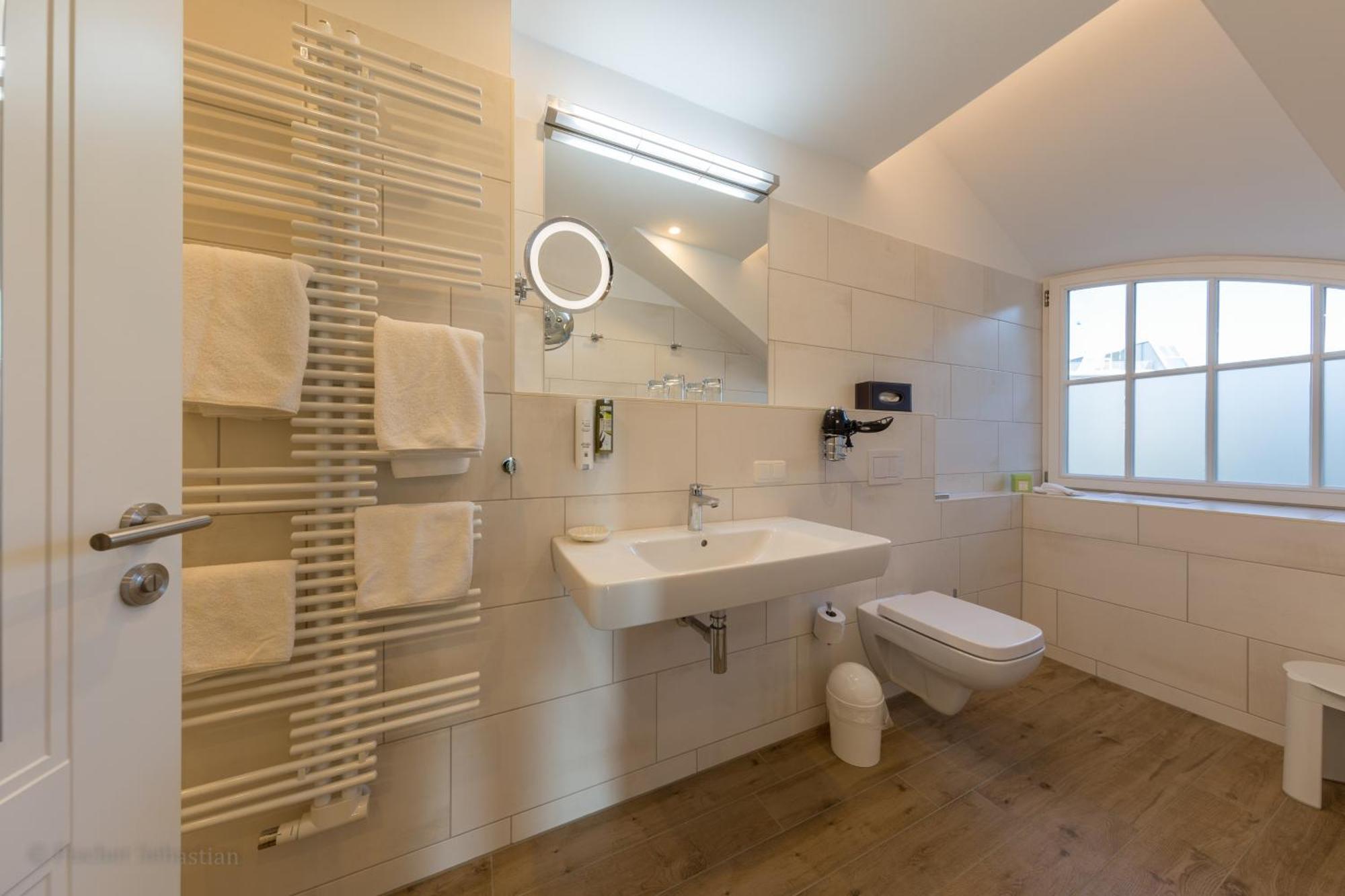 Gaestehaus Bergfalke Ahrenshoop Rom bilde
