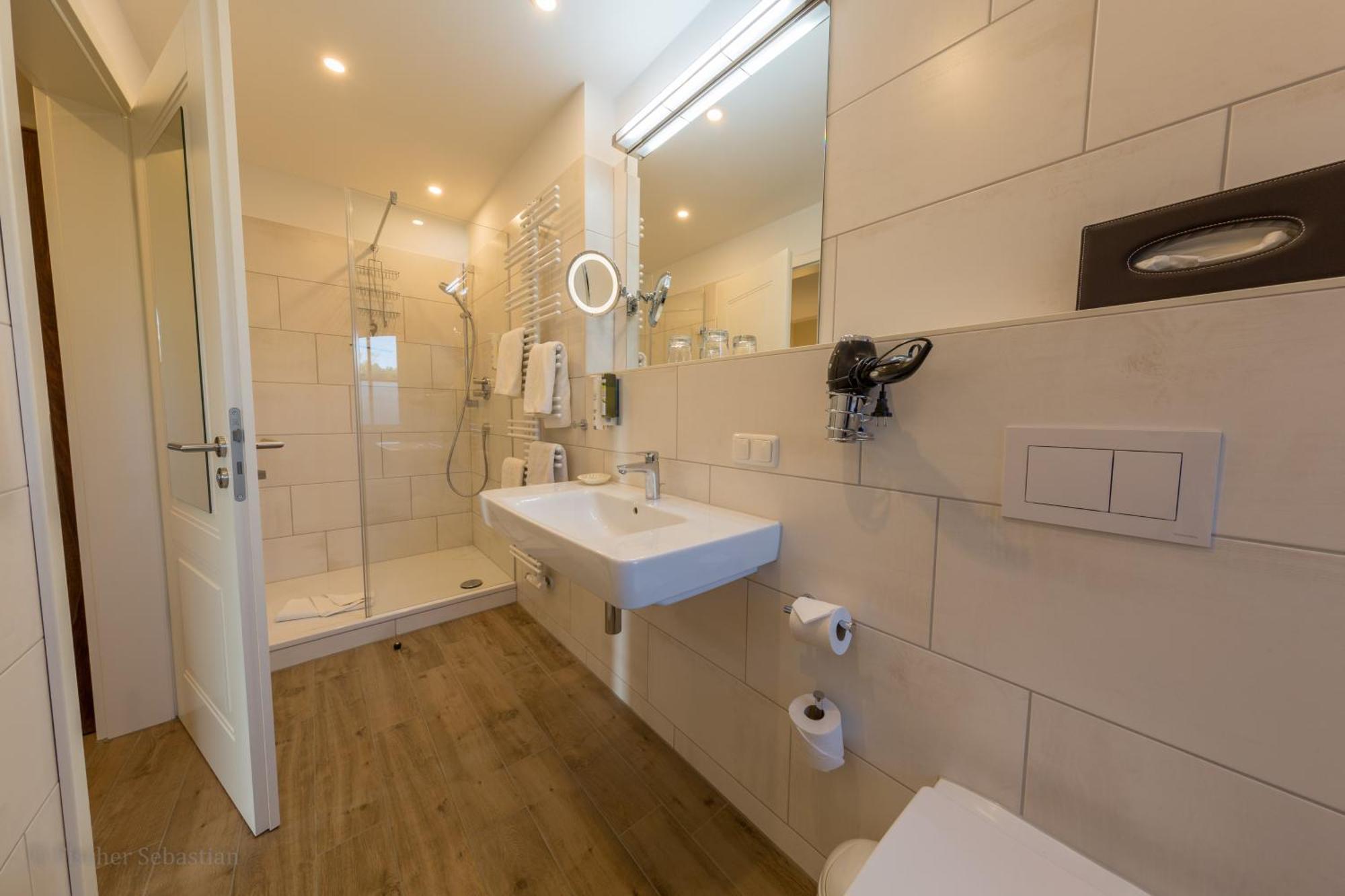 Gaestehaus Bergfalke Ahrenshoop Rom bilde