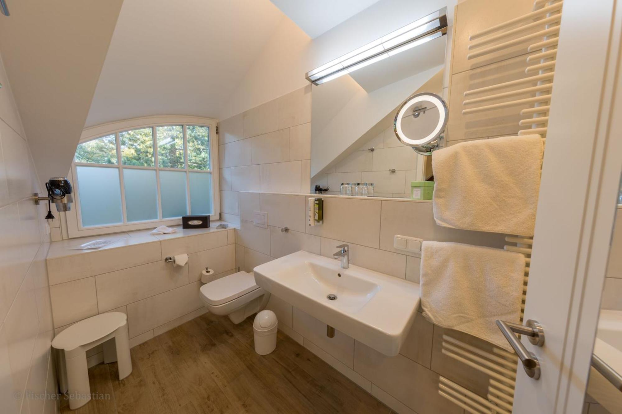 Gaestehaus Bergfalke Ahrenshoop Rom bilde