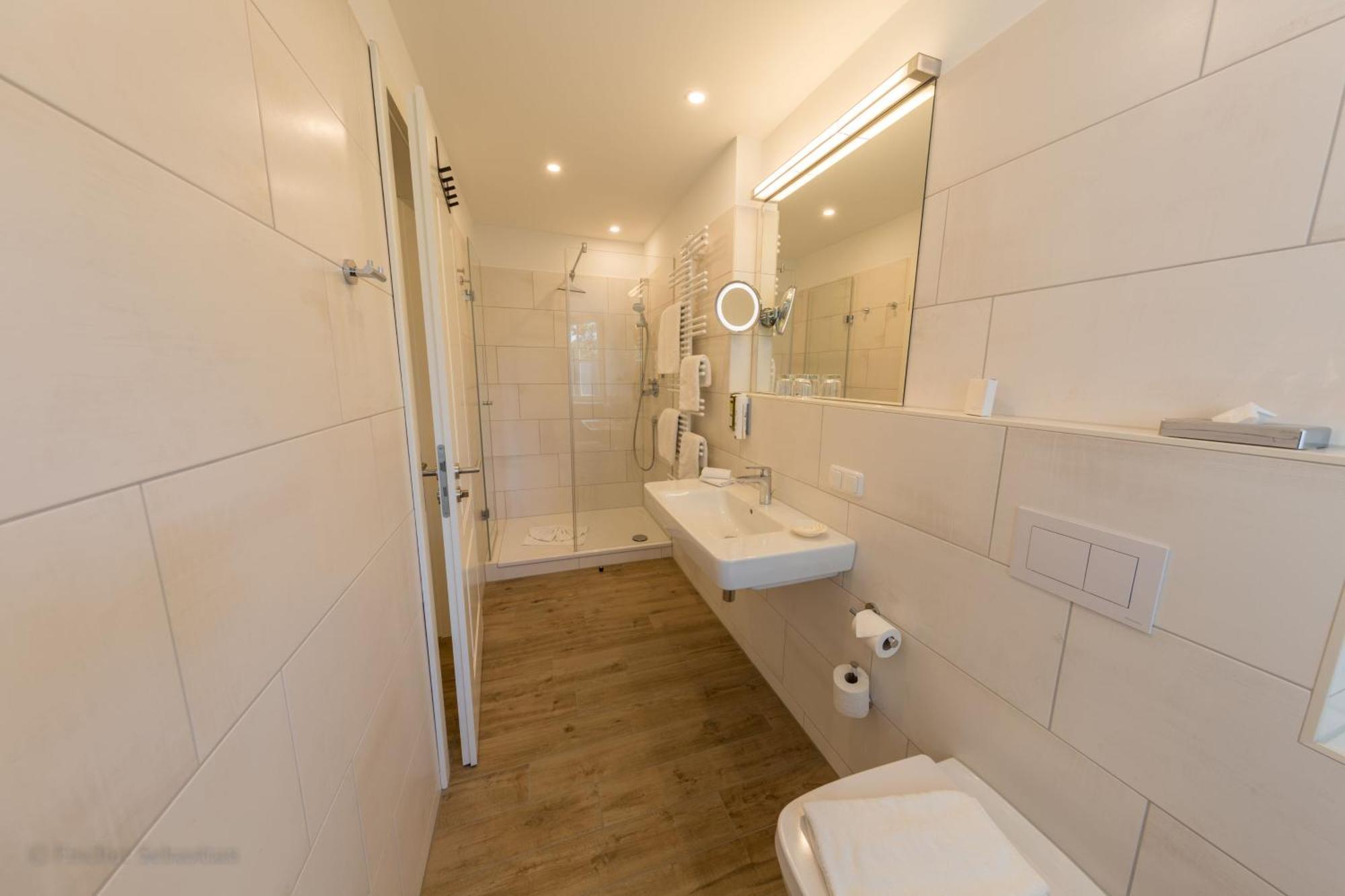 Gaestehaus Bergfalke Ahrenshoop Rom bilde