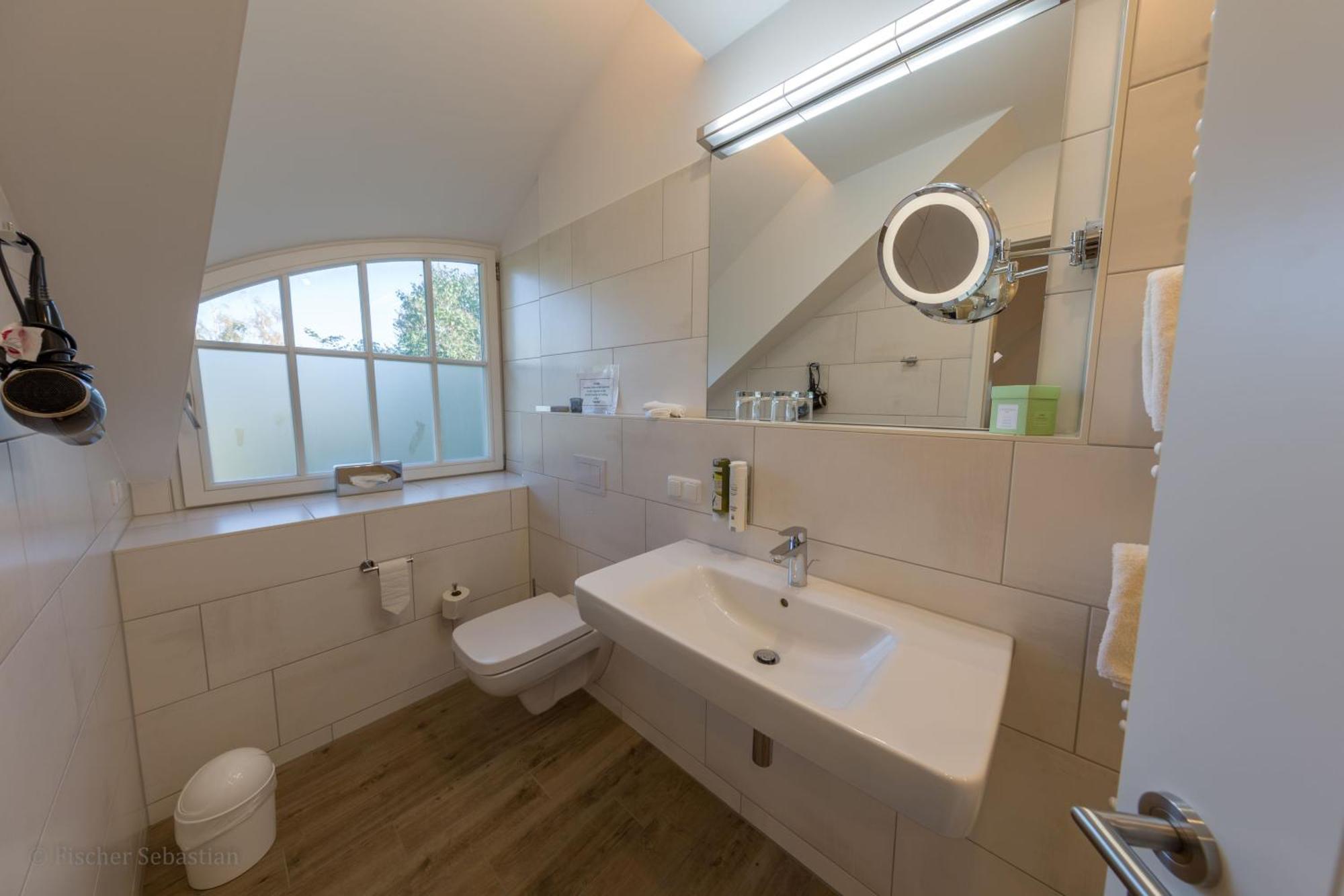Gaestehaus Bergfalke Ahrenshoop Rom bilde