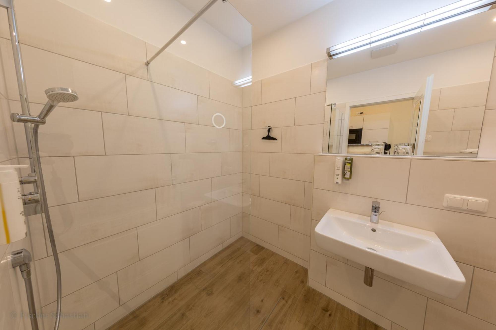 Gaestehaus Bergfalke Ahrenshoop Rom bilde