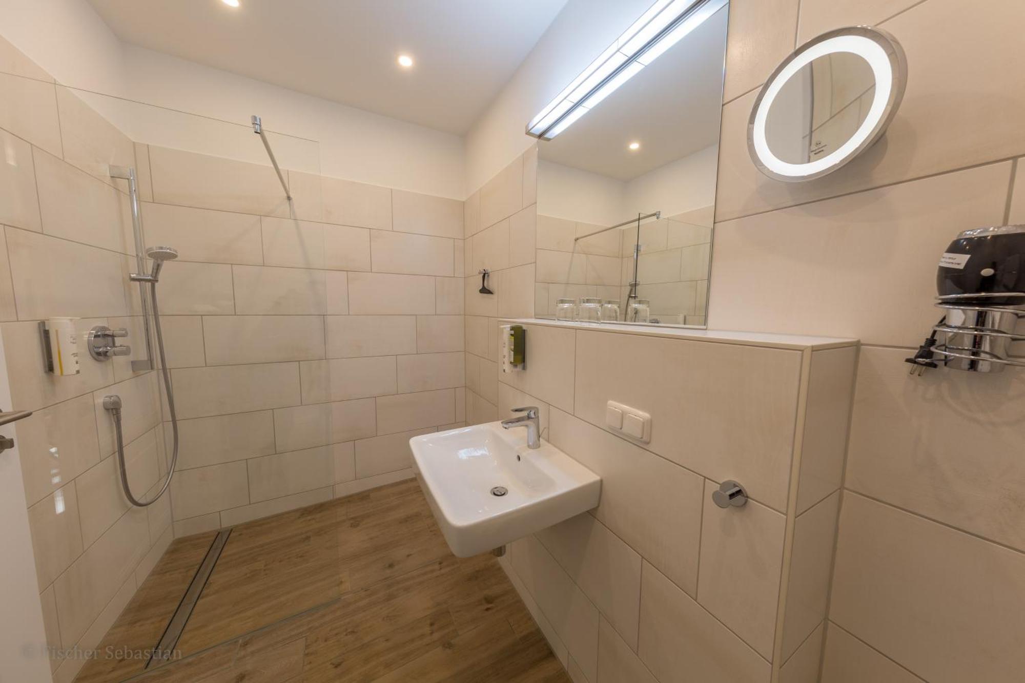 Gaestehaus Bergfalke Ahrenshoop Rom bilde